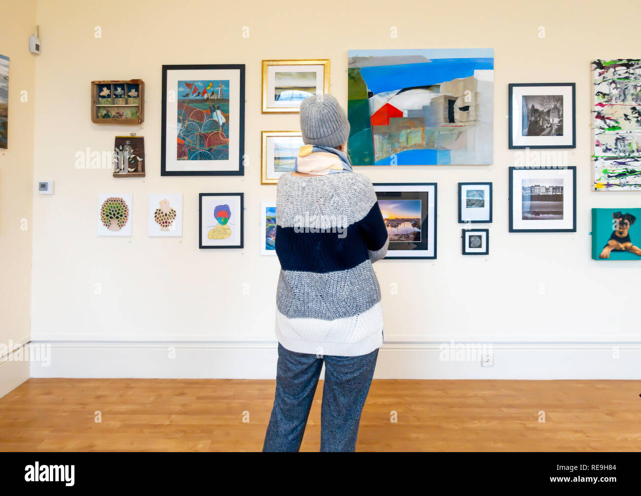 Ältere Frau bewunderten Kunstwerken in der jährlichen Ostküste offener Wettbewerb in Scarborough Art Gallery Januar 2019 Stockfoto