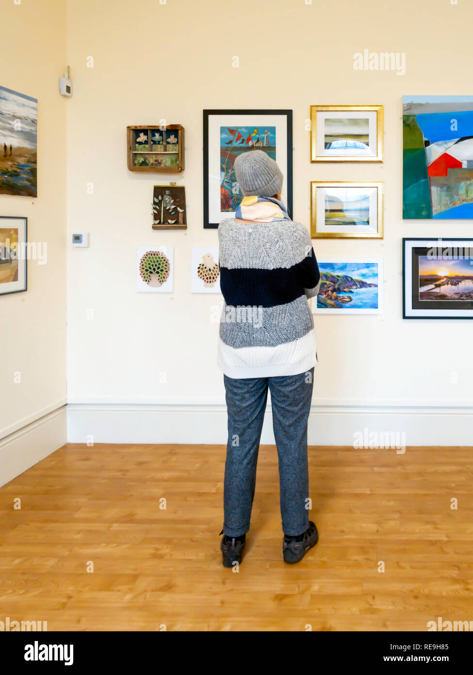 Ältere Frau bewunderten Kunstwerken in der jährlichen Ostküste offener Wettbewerb in Scarborough Art Gallery Januar 2019 Stockfoto
