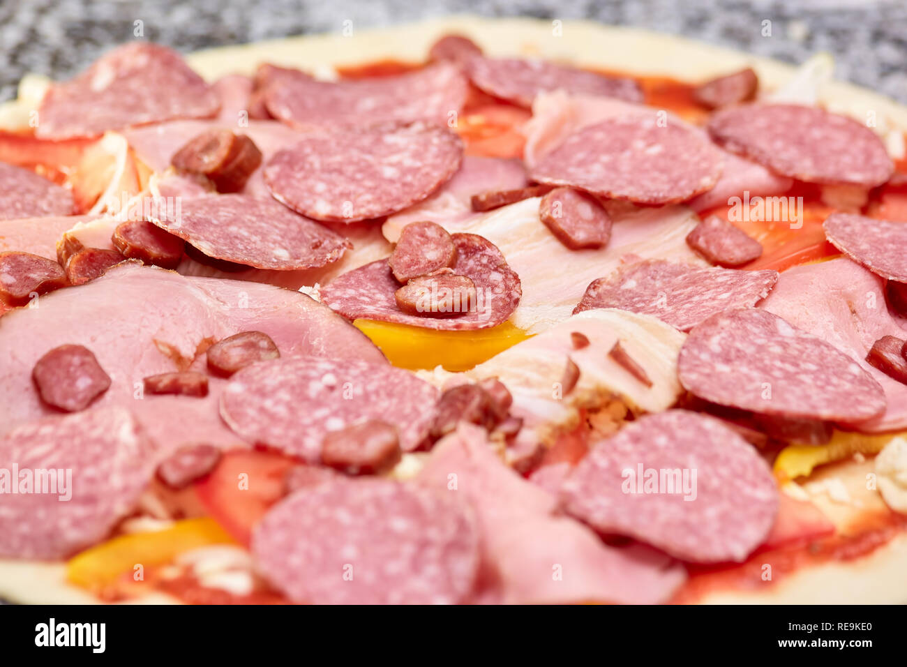 Pepperoni salami uncooked -Fotos und -Bildmaterial in hoher Auflösung ...