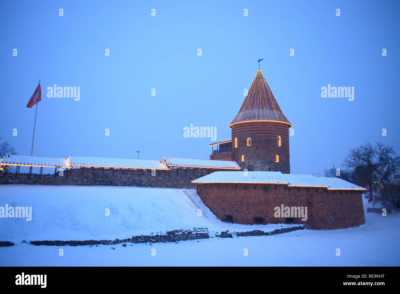 Blick auf die Altstadt von Tallinn Rathaus mit Urlaub Beleuchtung in der blauen Stunde. Wahrzeichen von Estland. Europa touristische Attraktion. Stockfoto