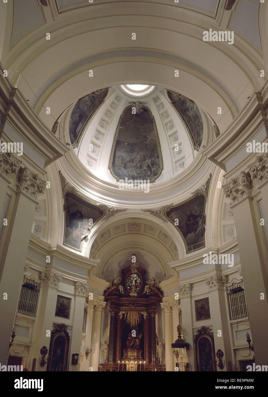 CUPULA Y RETABLO-S XVIII - ARQUITECTURA NEOCLASICA MADRILEÑA. Thema: RODRIGUEZ, Ventura. Lage: Iglesia de San Marcos. Spanien. Stockfoto