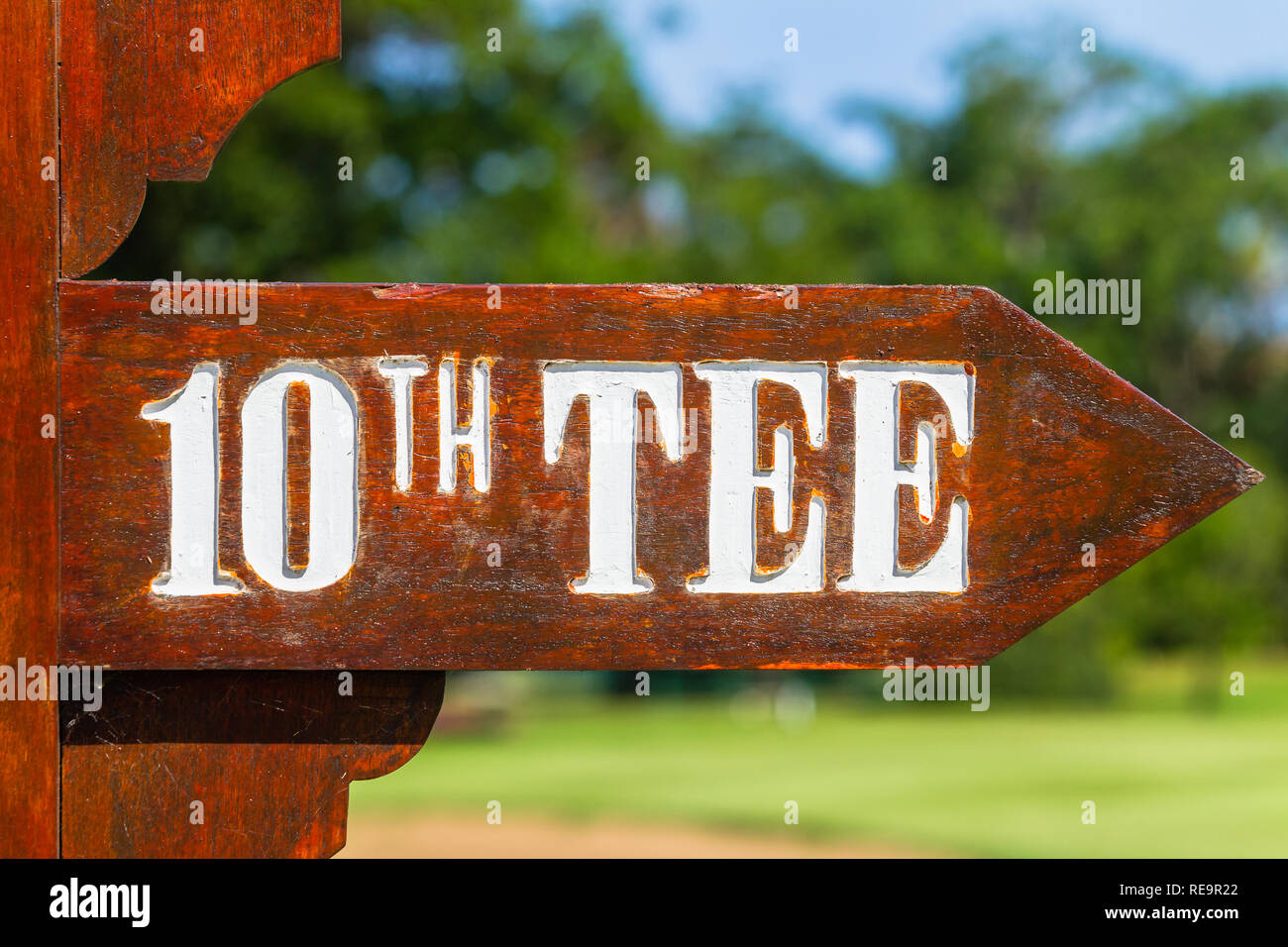 Golfplatz anmelden Anfahrt bis 10 t-stück Kasten vor der letzten Bohrung Grün und Bäume an der malerischen Küste. Stockfoto