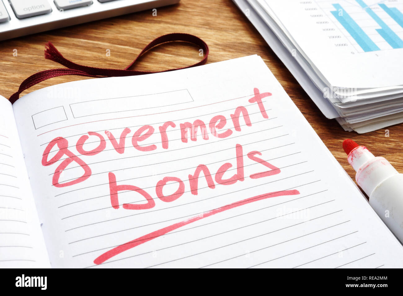 Staatsanleihen. Notepad und Papiere auf dem Schreibtisch. Stockfoto