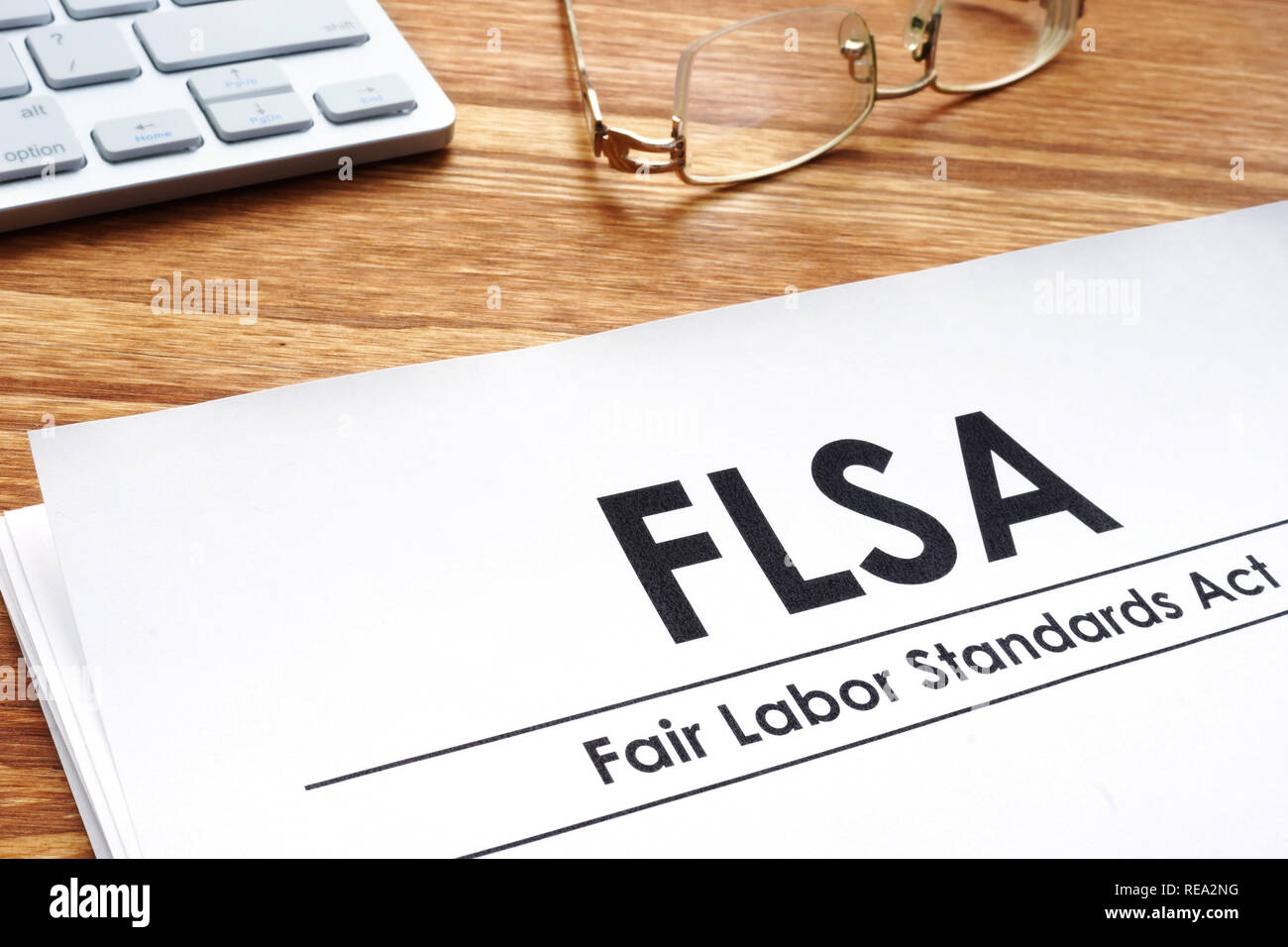 Fair Labor Standards Act FLSA auf einem Schreibtisch. Stockfoto