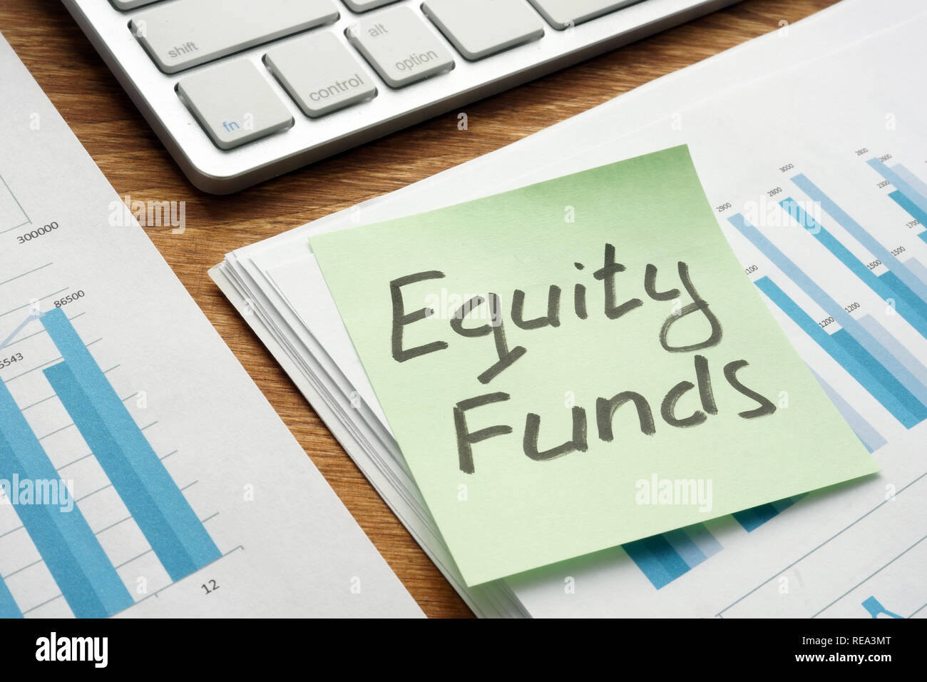 Gegenseitige Aktienfonds auf ein Stück Papier geschrieben. Stockfoto