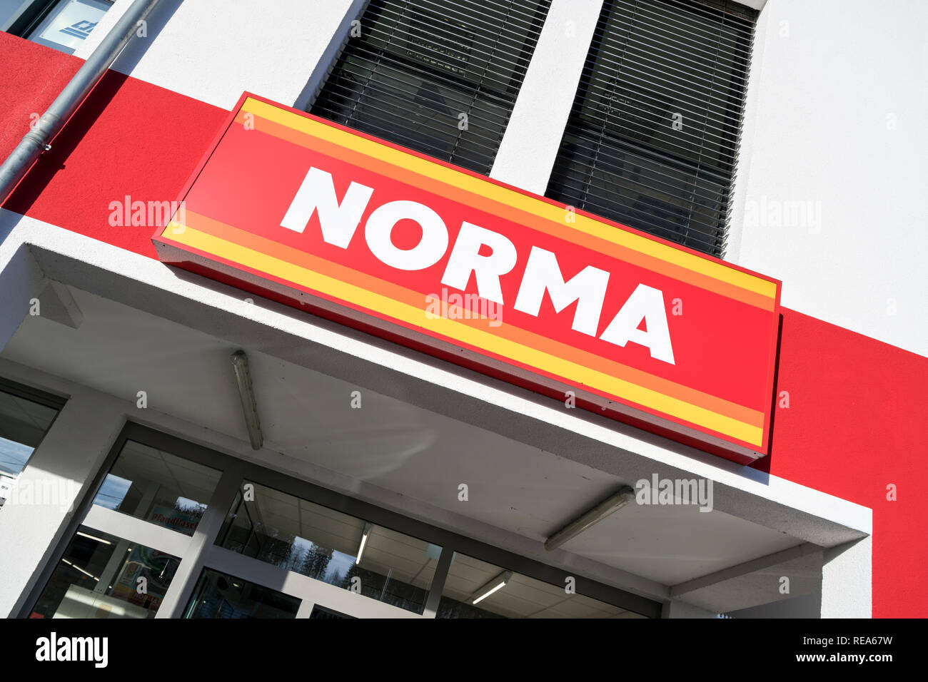 Norma Schild am Zweig. Norma ist ein Lebensmittel Discounter mit mehr als 1.300 Filialen in Deutschland, Österreich, Frankreich und der Tschechischen Republik. Stockfoto