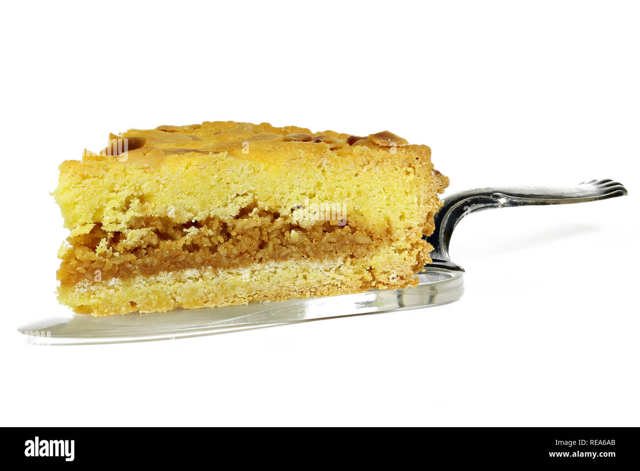 Tortenheber mit Keil von gefüllten Kuchen aus der holländischen Insel Texel namens Razende Bol isoliert auf weißem Hintergrund Stockfoto