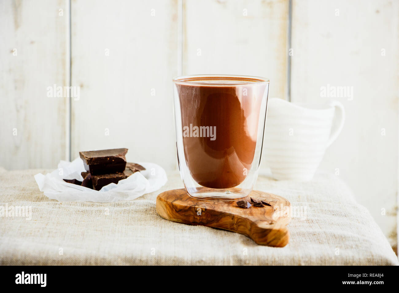 Heiße Schokolade auf hellen Hintergrund. Erwärmung süsses Getränk Stockfoto