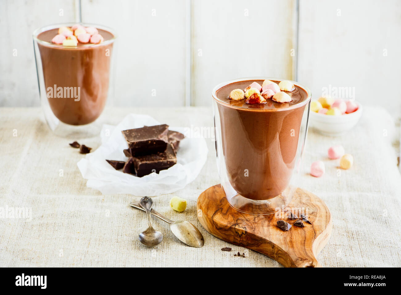 Zusammensetzung mit heißer Schokolade und Zutaten. Erwärmung süsses Getränk Stockfoto
