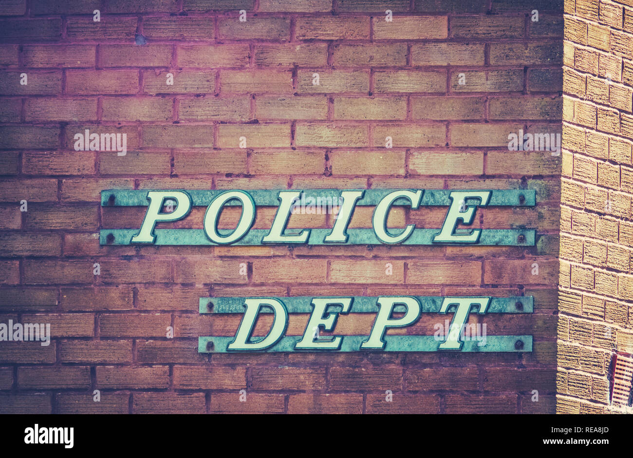 Retro Vintage Zeichen für eine Polizei Abteilung oder Station auf einem roten Backsteingebäude in der kleinen Stadt USA Stockfoto