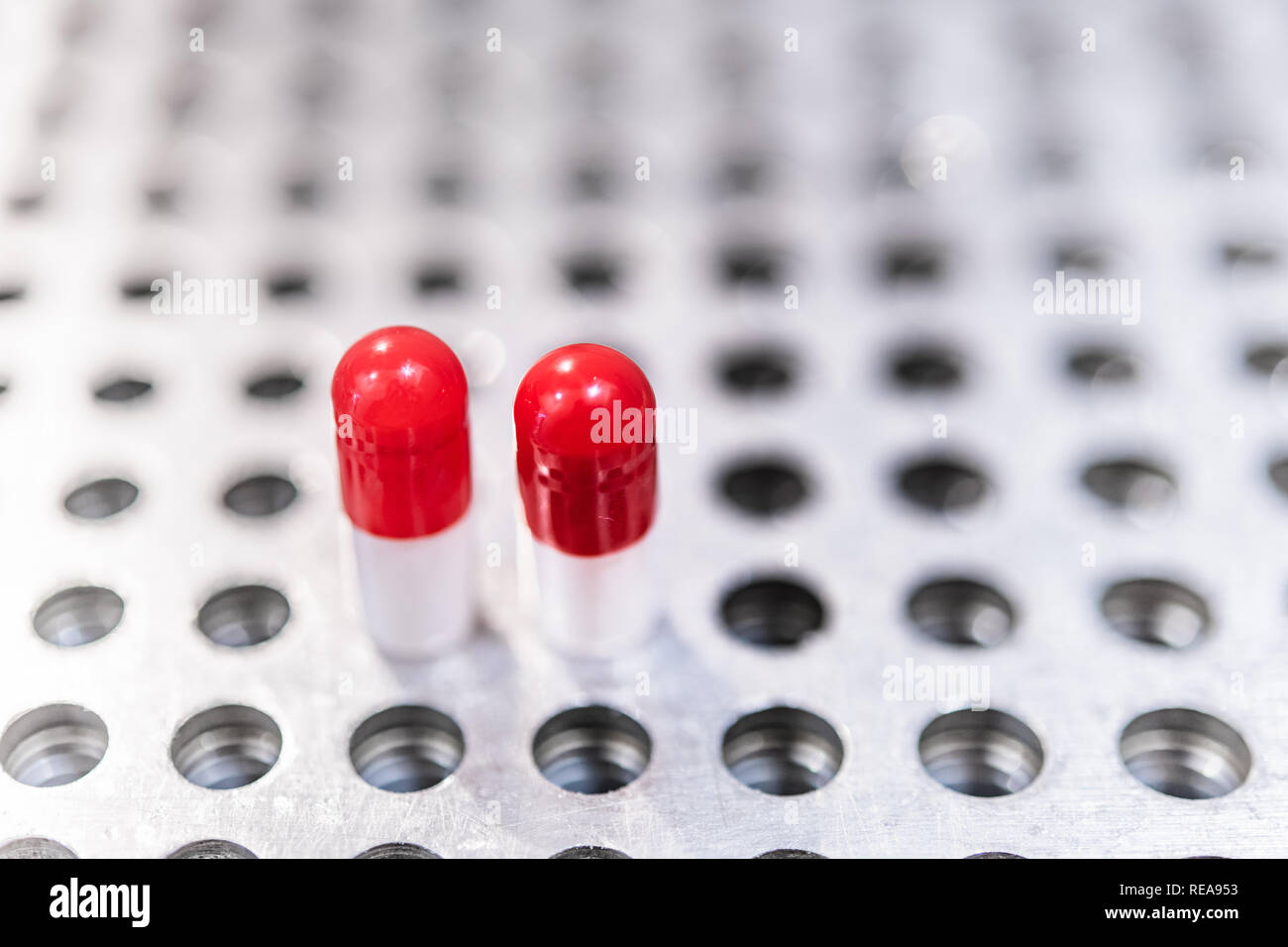 Detail der roten Pillen in encapsulator Arbeitsmaschinen in Apotheke, Labor Stockfoto