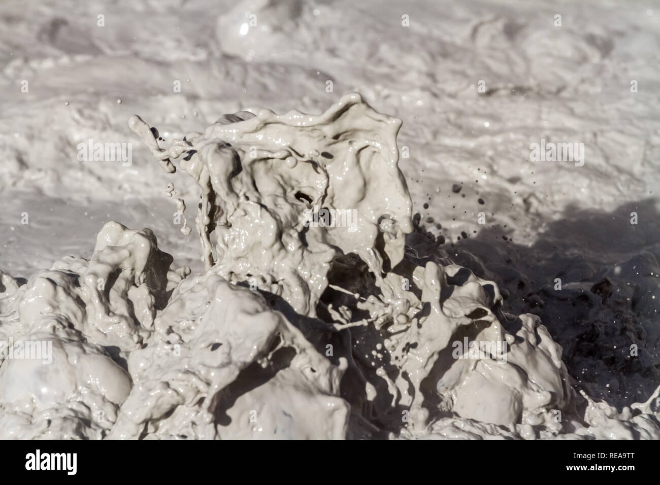 Mudpot Closeup - Mudpot zeigt sein Zeug auf der Schwefel funktioniert. Lassen Volcanic National Park, Kalifornien, USA Stockfoto