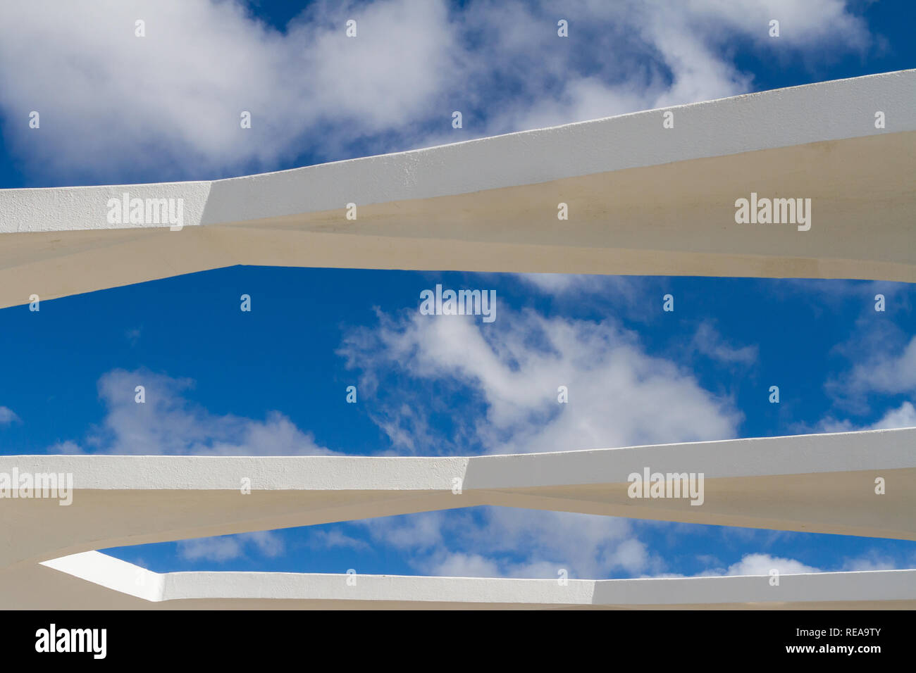 Die Permanente und die Weitergabe der ständige, starke, offene Dach des Weißen U.S.S. Arizona Memorial öffnet sich strahlend blauen Himmel und Wolken. Stockfoto