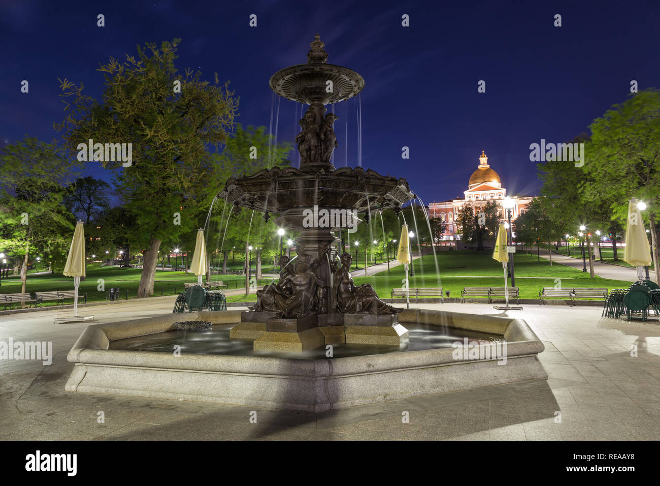 Brewer Brunnen bei Nacht in Boston. Stockfoto