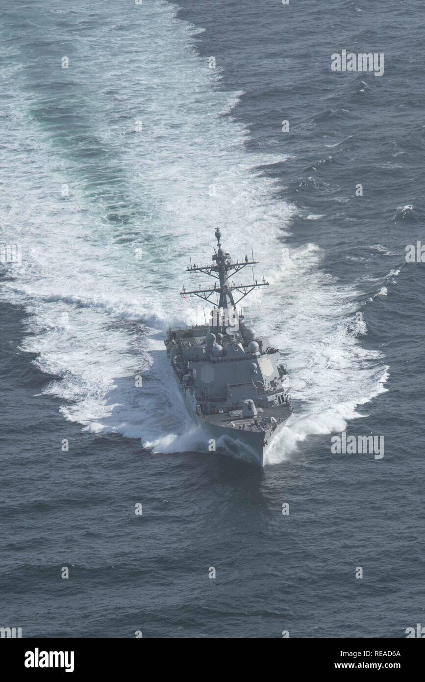 Die geführte Anti-raketen-Zerstörer USS Stockdale (DDG106) die Durchfuhr die Straße von Hormuz, Jan. 20, 2019. Die John C Stennis Carrier Strike Group ist in die USA 5 Flotte Bereich der Maßnahmen zur Unterstützung der Marine im Einsatz für die Stabilität und Sicherheit in der Region zu gewährleisten und verbindet das Mittelmeer und den Pazifischen Raum durch den westlichen Indischen Ozean und drei strategischen Punkten ersticken. (U.S. Marine Foto von Mass Communication Specialist 2. Klasse Joseph Miller) Stockfoto