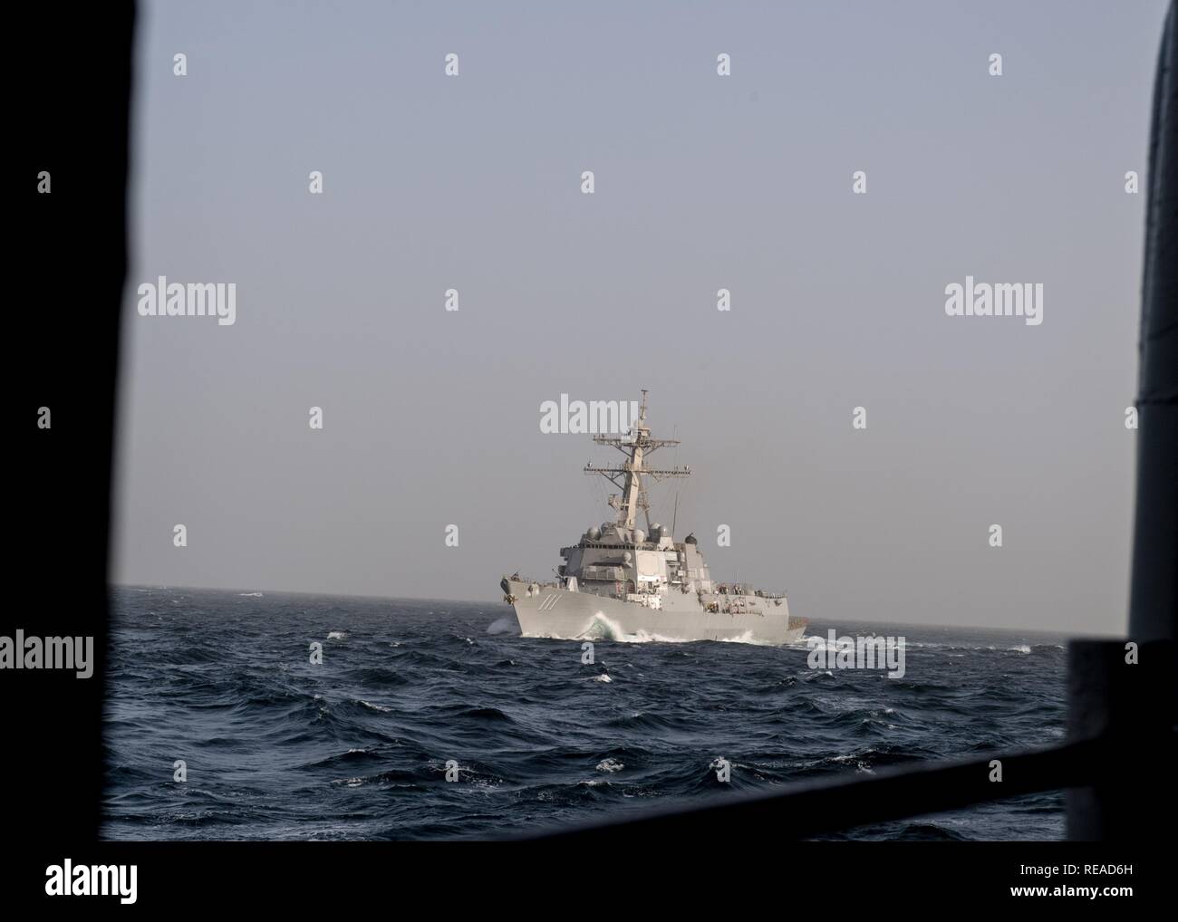 Die geführte-missile Cruiser USS Spruance (DDG111) die Durchfuhr den Arabischen Golf, 18.01.2019. Spruance ist in die USA 5 Flotte Bereich der Maßnahmen zur Unterstützung der Marine im Einsatz für die Stabilität und Sicherheit in der Region zu gewährleisten und verbindet das Mittelmeer und den Pazifischen Raum durch den westlichen Indischen Ozean und diese strategischen Choke Points. (U.S. Marine Foto von Mass Communication Specialist 3. Klasse Nick Bauer) Stockfoto