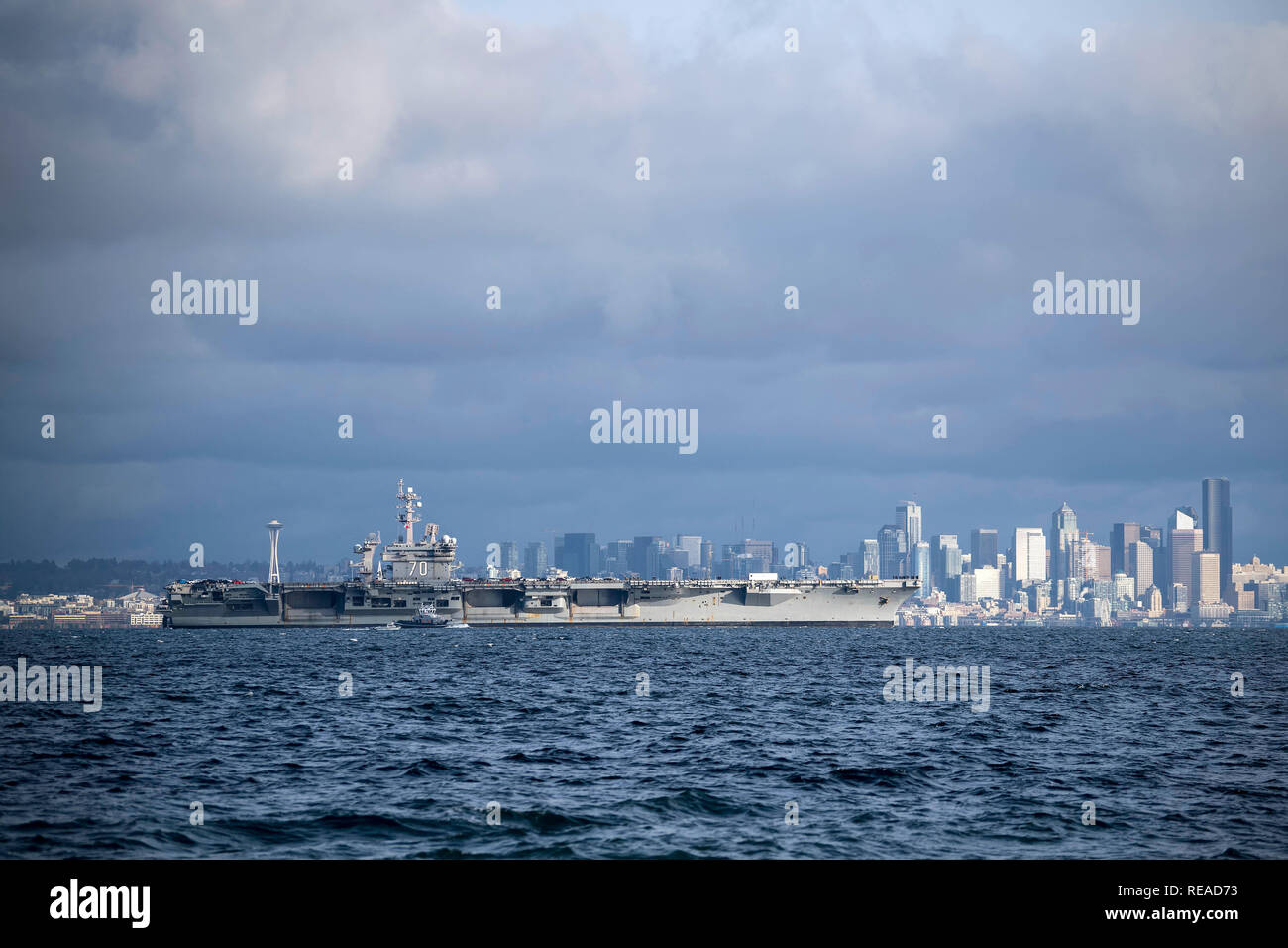 190120-N-EH 218-0076 PORT BLAKELY, Washington (Jan. 20, 2019) Der Nimitz-Klasse Flugzeugträger USS Carl Vinson (CVN 70) Segel hinter Seattle, wie es den Puget Sound Transite auf dem Weg zum Marinestützpunkt Kitsap-Bremerton. Die Vinson geplant ist homeports nach Bremerton zu ändern, während der nimitz-Klasse Flugzeugträger USS John C Stennis (CVN 74) ihre Mitte durchläuft - Leben tanken Überholung in Newport News, Virginia (USA Marine Foto von Mass Communication Specialist 1. Klasse Ryan J. Batchelder/Freigegeben) Stockfoto