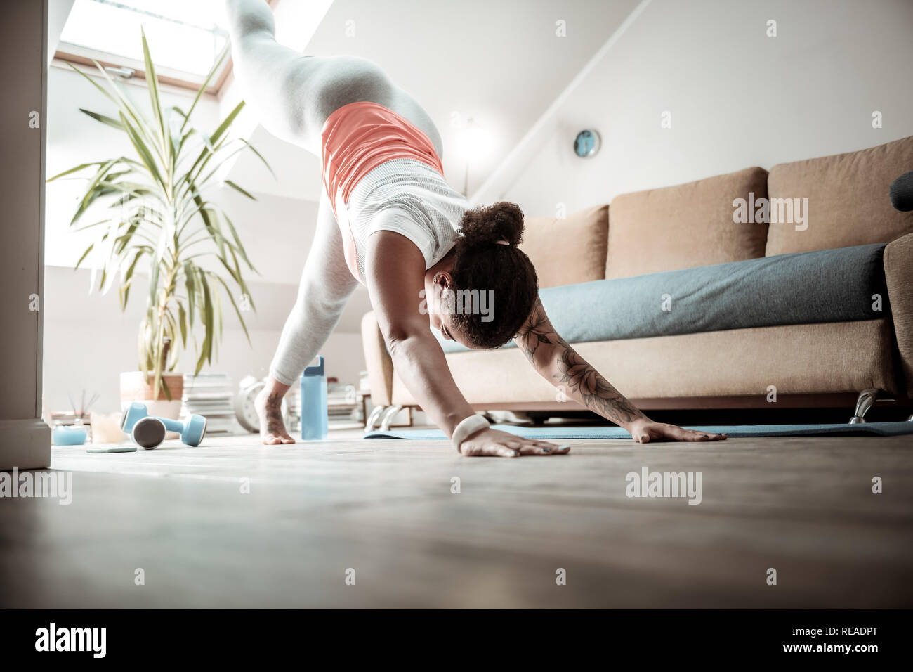 Aufmerksame Frau in professionellen yoga Haltung Stockfoto