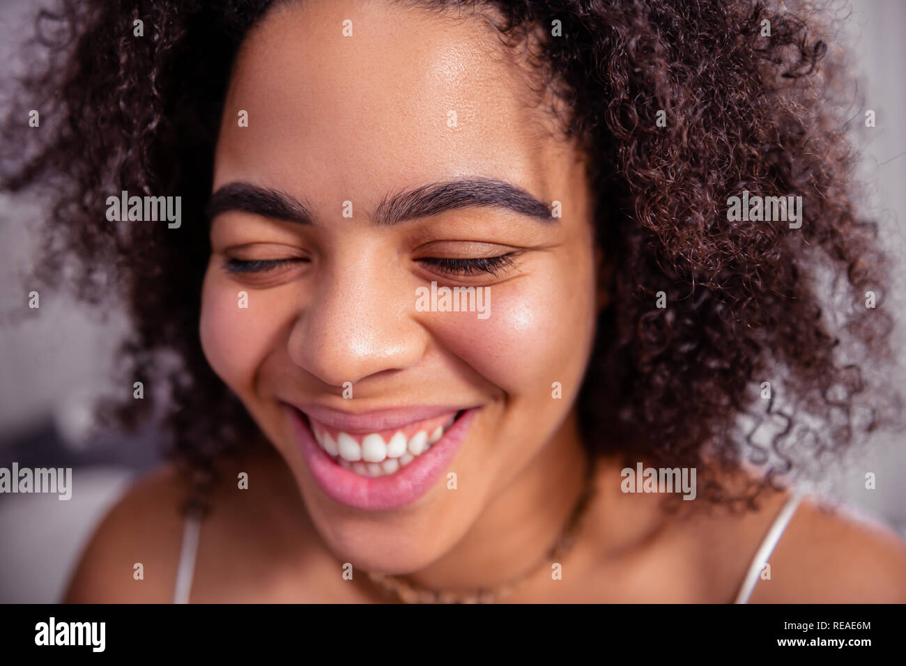 Curly afrikanische amerikanische Frau mit dicken buschigen Augenbrauen Stockfoto