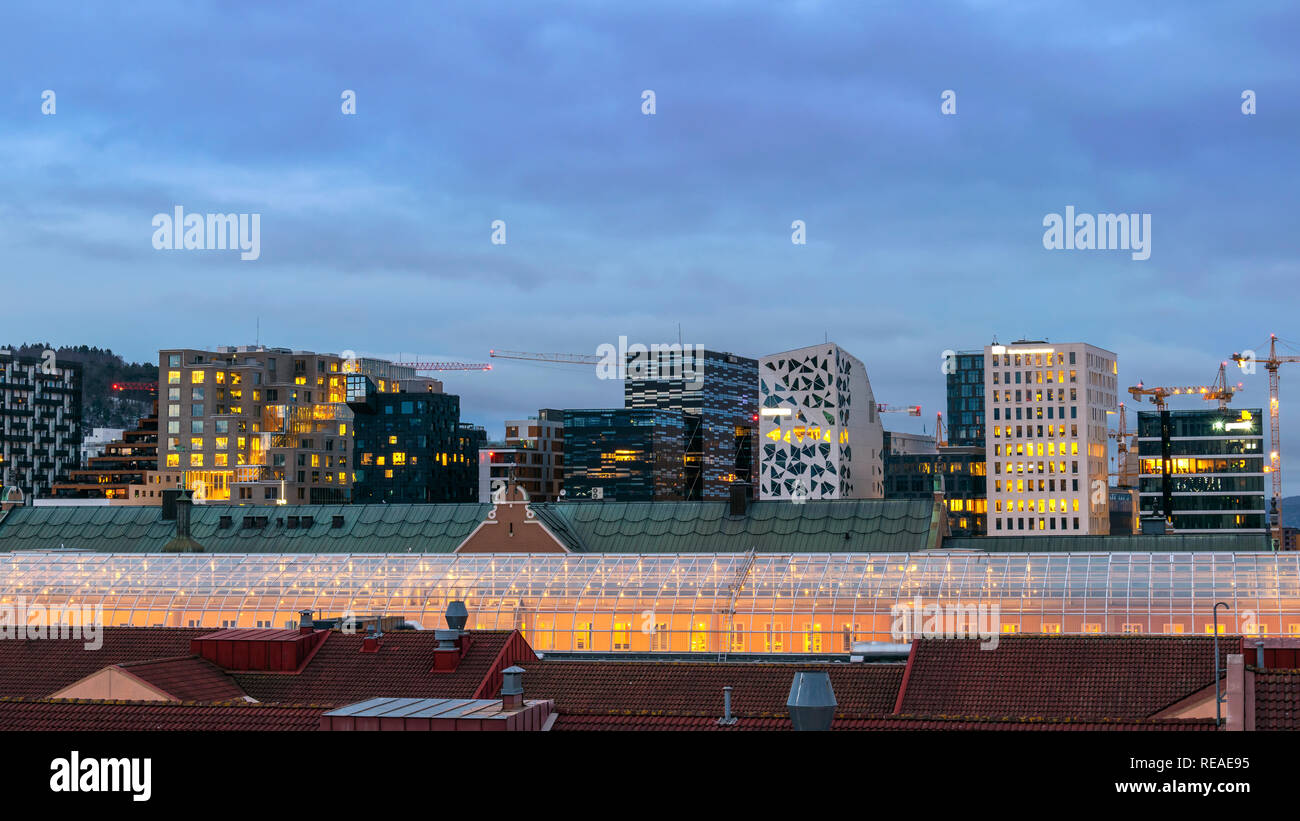 Oslo Norwegen, Night City Skyline am Geschäftsviertel und Barcode Projekt Stockfoto