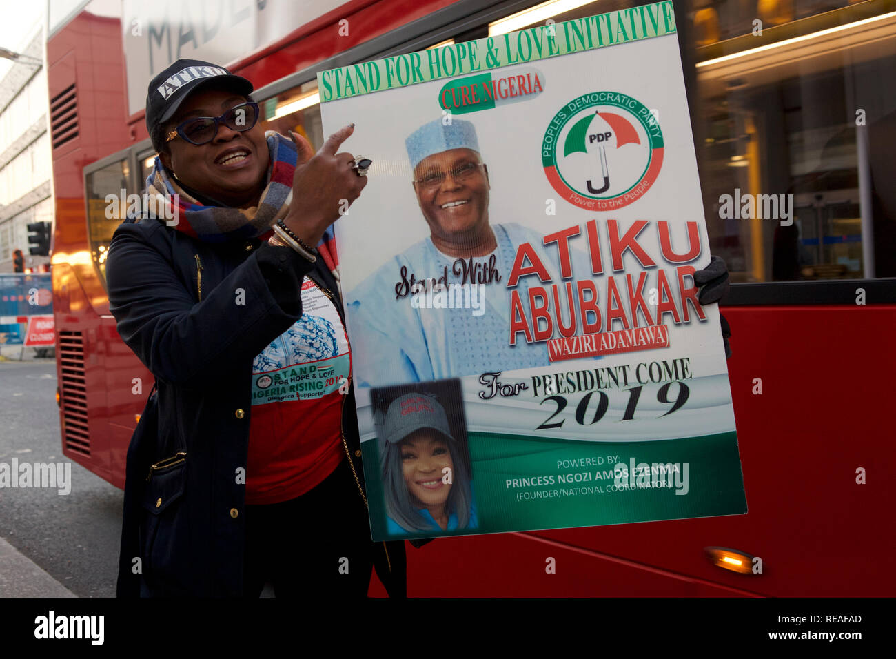 London, Großbritannien - Peckham. 20. Januar 2019. Gewalt bricht auf den Straßen von Peckham in South East London, zwischen Anhängern der Nigerianischen Präsidentschaftskandidat Atiku Abubaker (72) und die Mitglieder der Öffentlichkeit, die eine Tirade von Missbrauch Start auf die Demonstranten vor ein scharmützel ausbricht. Credit: Iwala/Alamy leben Nachrichten Stockfoto