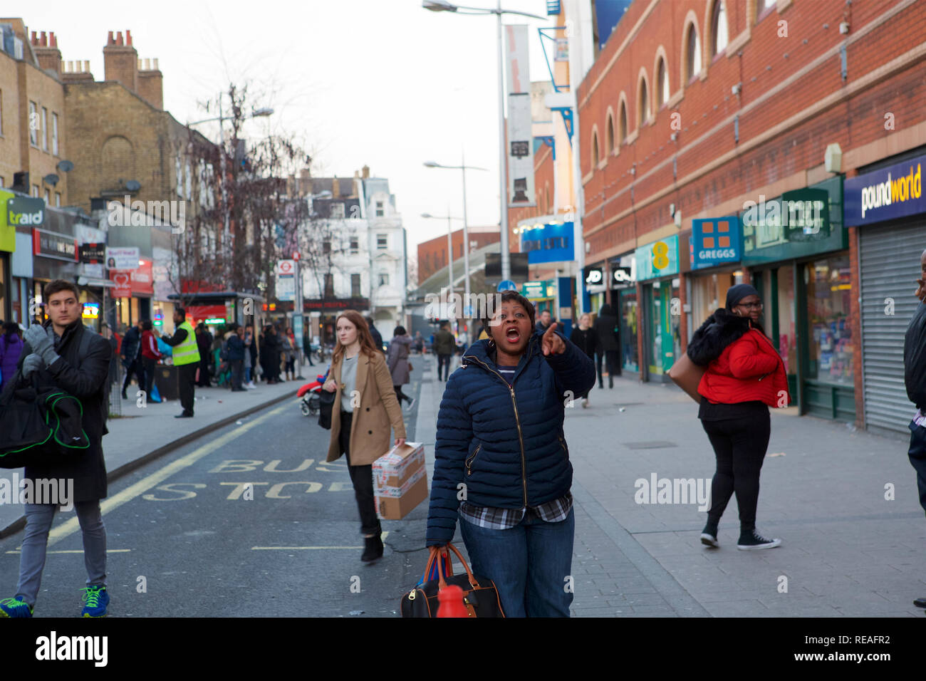 London, Großbritannien - Peckham. 20. Januar 2019. Gewalt bricht auf den Straßen von Peckham in South East London, zwischen Anhängern der Nigerianischen Präsidentschaftskandidat Atiku Abubaker (72) und die Mitglieder der Öffentlichkeit, die eine Tirade von Missbrauch Start auf die Demonstranten vor ein scharmützel ausbricht. Credit: Iwala/Alamy leben Nachrichten Stockfoto