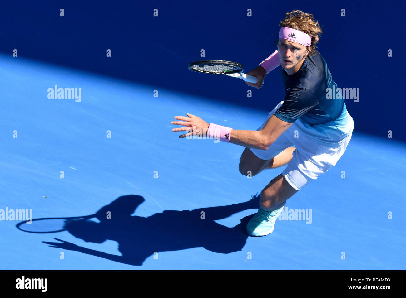 Melbourne, Australien. Januar 21, 2019: 4. Saatgut Alexander Zverev von Deutschland in Aktion in der vierten Runde gegen 16 Samen Milos Raonic von Kanada an Tag 8 der Australian Open 2019 Grand Slam Tennis Turnier in Melbourne, Australien. Raonic gewonnen 61 61 76. Sydney Low/Cal Sport Media Credit: Cal Sport Media/Alamy leben Nachrichten Stockfoto