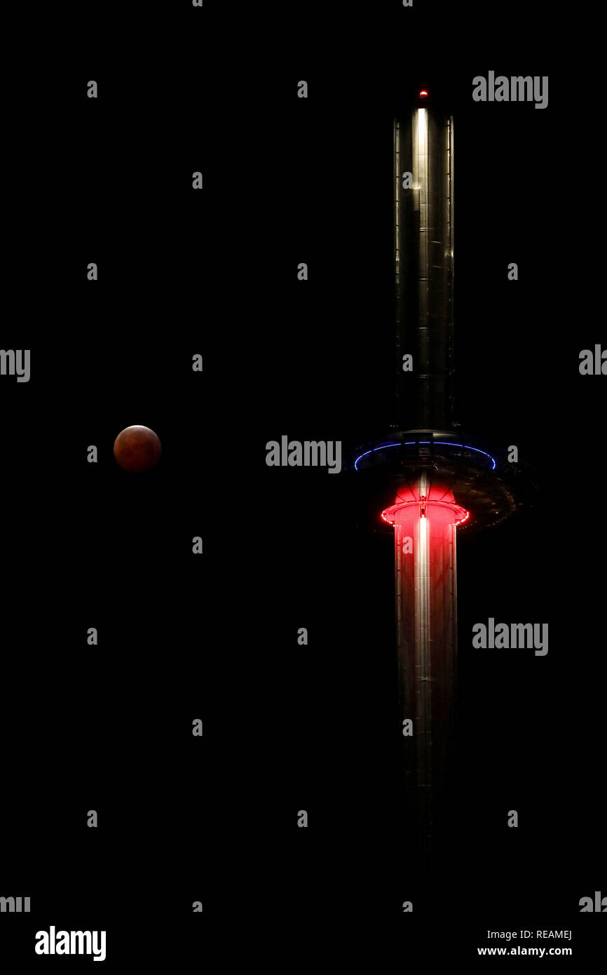 Brighton, UK. 21. Januar 2019 ein Super Blut wolf mond hinter der British Airways ich 360 Beobachtungsturm in Brighton gesehen während einer Mondfinsternis. Credit: James Boardman/Alamy leben Nachrichten Stockfoto