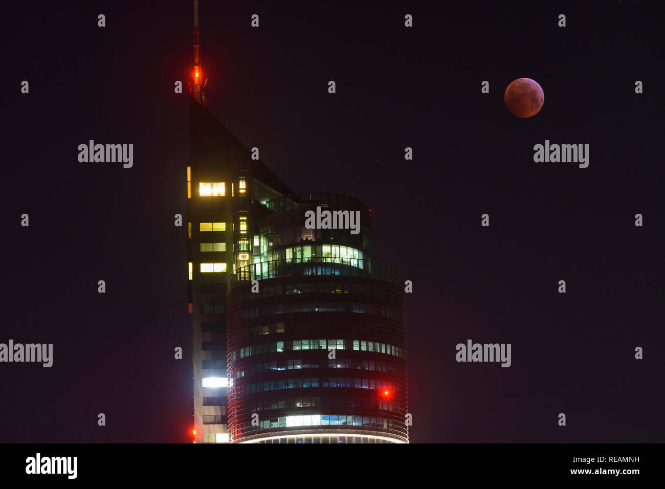 Wien, Österreich. 21. Januar, 2019. Wien, Wien: Lunar Eclipse, Blut Mond, sanguine Mond, Vollmond im Millennium Tower 20. Brigittenau, Wien, Österreich Kredit: volkerpreusser/Alamy leben Nachrichten Stockfoto