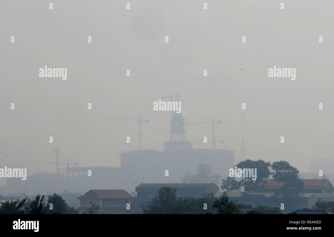 Einen allgemeinen Blick auf die Skyline, während eine schlechte Luftqualität Tag in Bangkok. Bangkoks Luftverschmutzung Krise verschlechtert heute wie vorhergesagt, mit mehreren Standorten entlang von Hauptverkehrsstraßen und 16 anderen Bereichen Reporting gefährliche Konzentrationen von PM2,5, die Gesundheit gefährdenden, luftgetragene Partikel von 2,5 Mikrometer oder weniger im Durchmesser. Stockfoto