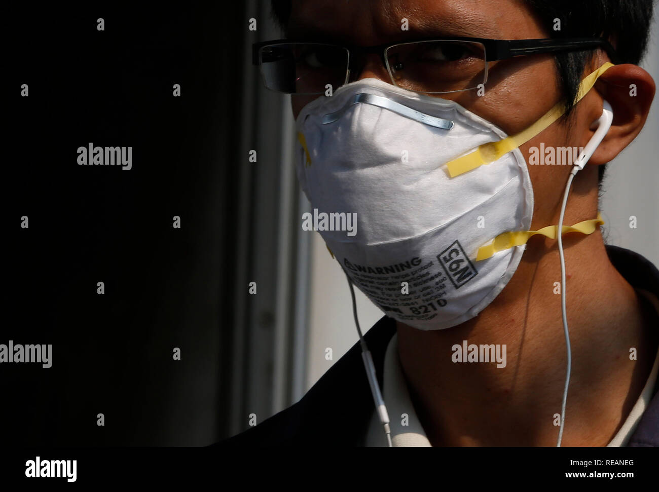 Ein Mann mit einer Maske in eine schlechte Luftqualität Tag in Bangkok. Bangkoks Luftverschmutzung Krise verschlechtert heute wie vorhergesagt, mit mehreren Standorten entlang von Hauptverkehrsstraßen und 16 anderen Bereichen Reporting gefährliche Konzentrationen von PM2,5, die Gesundheit gefährdenden, luftgetragene Partikel von 2,5 Mikrometer oder weniger im Durchmesser. Stockfoto