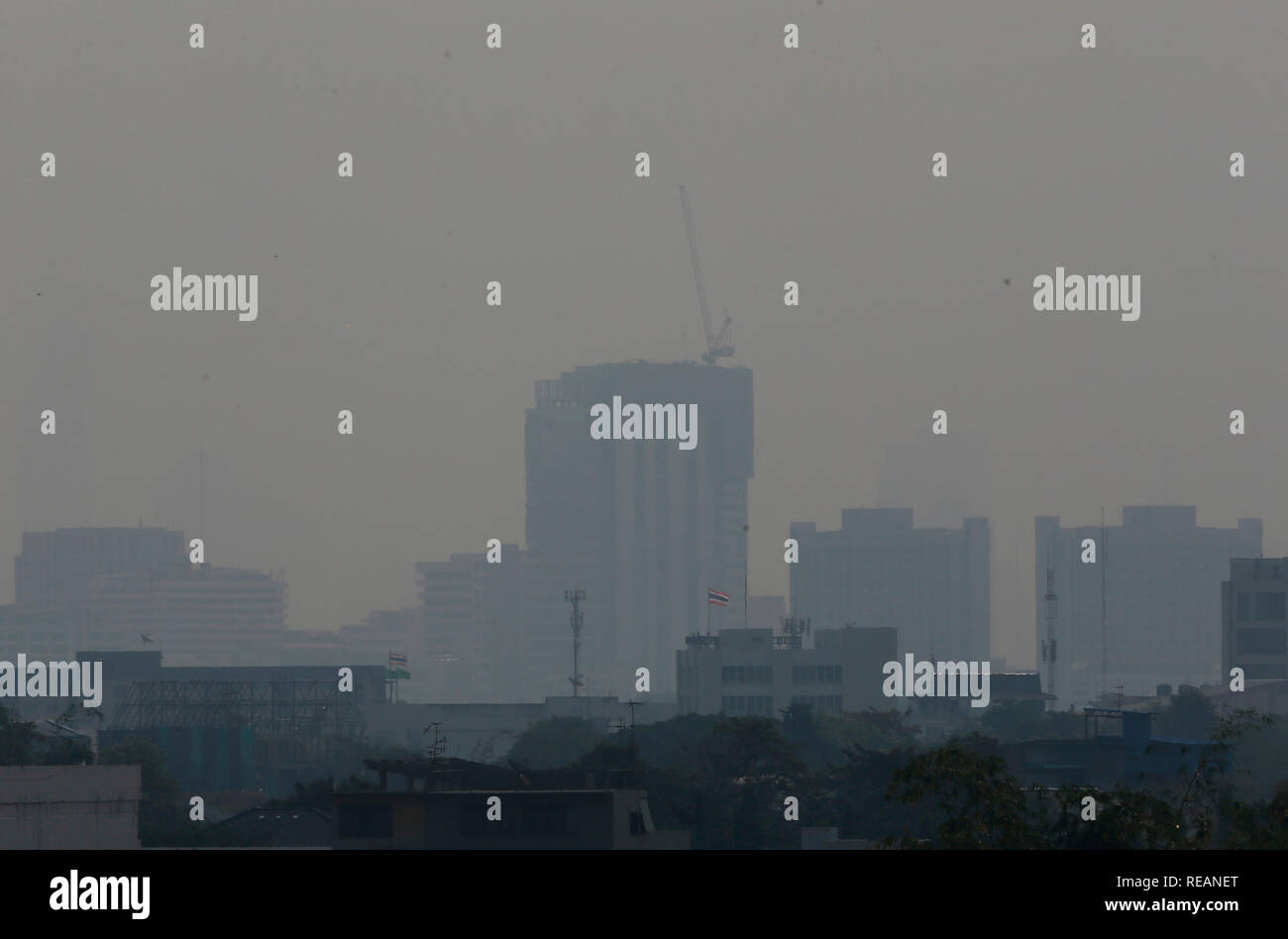 Einen allgemeinen Blick auf die Skyline, während eine schlechte Luftqualität Tag in Bangkok. Bangkoks Luftverschmutzung Krise verschlechtert heute wie vorhergesagt, mit mehreren Standorten entlang von Hauptverkehrsstraßen und 16 anderen Bereichen Reporting gefährliche Konzentrationen von PM2,5, die Gesundheit gefährdenden, luftgetragene Partikel von 2,5 Mikrometer oder weniger im Durchmesser. Stockfoto