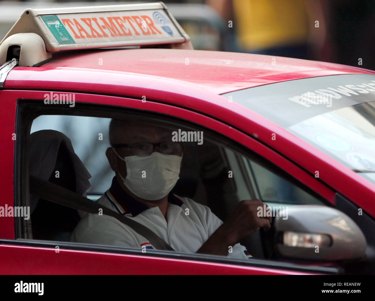 Ein Taxifahrer das Tragen einer Maske während eine schlechte Luftqualität Tag in Bangkok. Bangkoks Luftverschmutzung Krise verschlechtert heute wie vorhergesagt, mit mehreren Standorten entlang von Hauptverkehrsstraßen und 16 anderen Bereichen Reporting gefährliche Konzentrationen von PM2,5, die Gesundheit gefährdenden, luftgetragene Partikel von 2,5 Mikrometer oder weniger im Durchmesser. Stockfoto