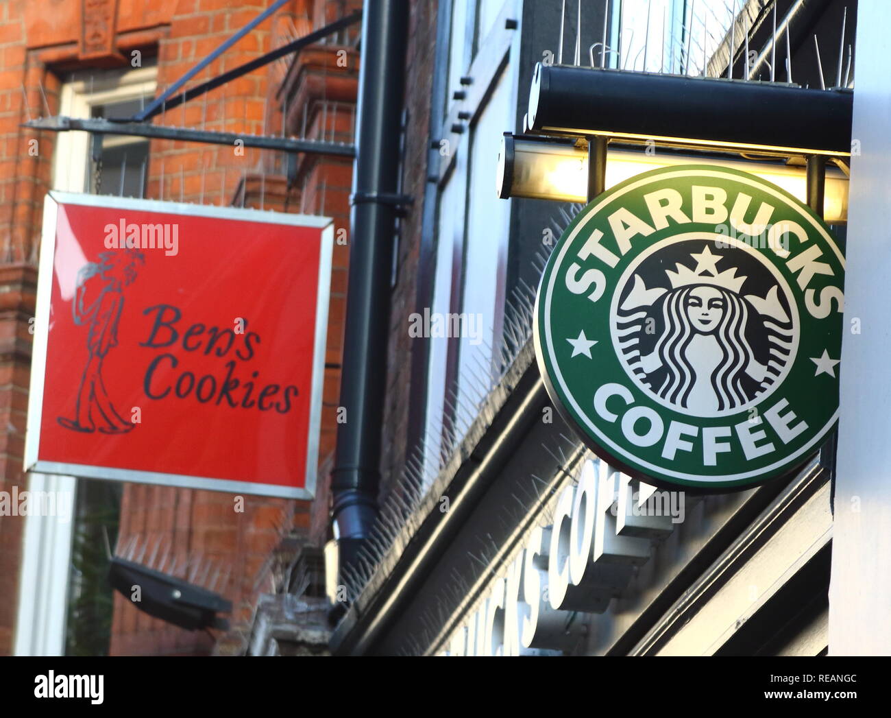 Starbucks Coffee & Ben's Cookies Logo in der Carnaby Street in London gesehen. Stockfoto