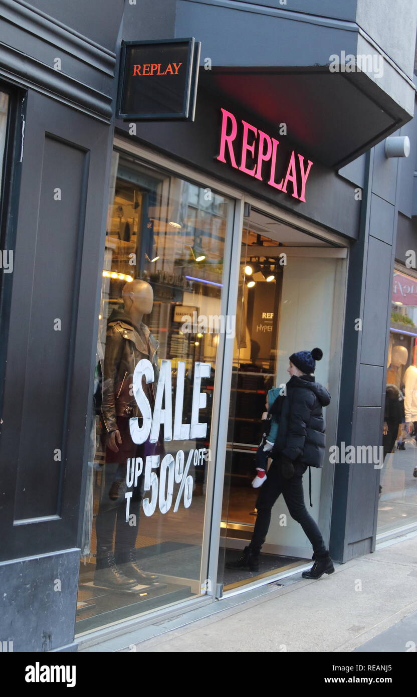 Replay Logo in der Carnaby Street in London gesehen. Stockfoto