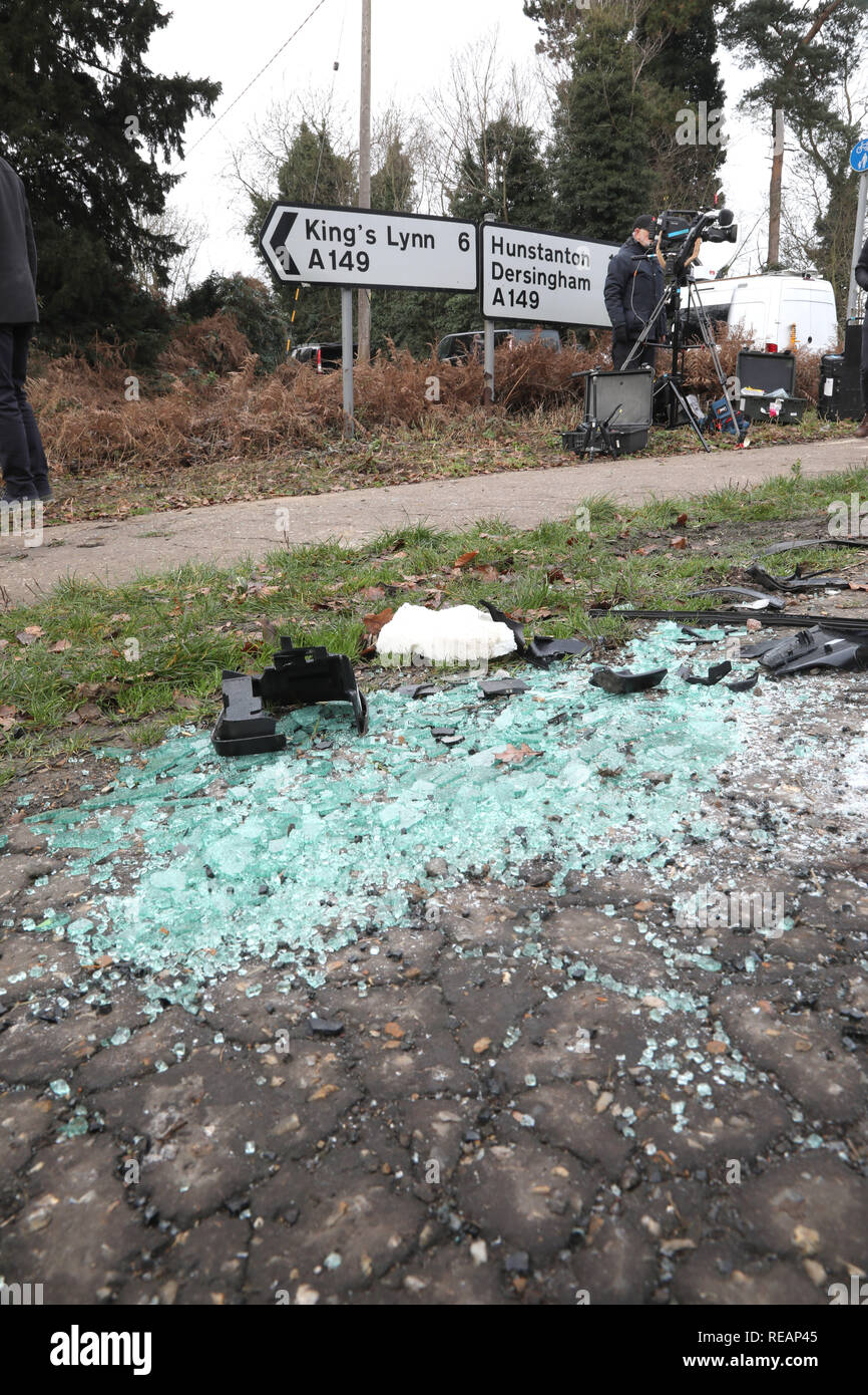 Sandringham, Norfolk, Großbritannien. 18. Januar, 2019. Zerbrochenes Glas  und ein Flügel Spiegel an der Unfallstelle. Die Weiterverfolgung von Prinz  Philip, Herzog von Edinburgh crash auf der A 149 in der Nähe von