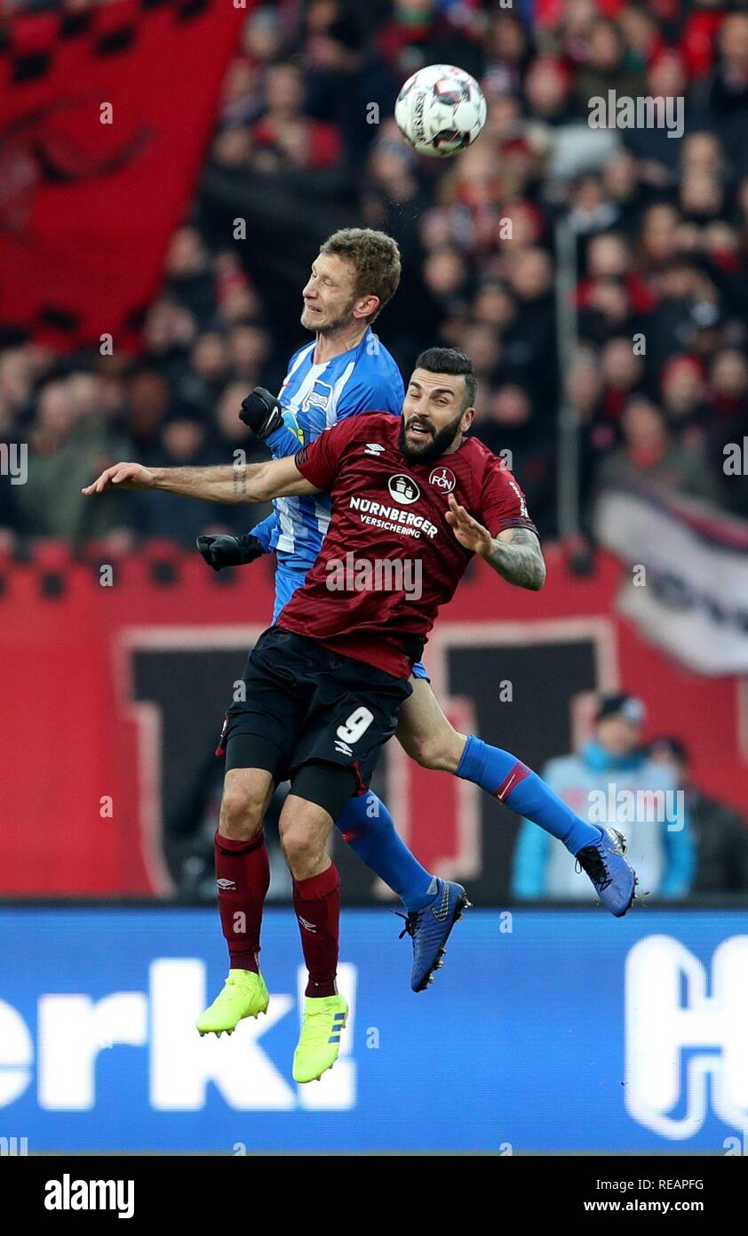 Nürnberg, Deutschland. Jan, 2019 20. Deutschland, Nürnberg, Max Morlock Stadion, 20.01.2019, Fußball - 1. Bundesliga - FC Nürnberg - Hertha BSC Credit: Fabian Lustenberger (Hertha BSC, #28) und Mikael Ishak (1.FC Nürnberg, #9) DFL BESTIMMUNGEN VERBIETEN DIE VERWENDUNG DER FOTOGRAFIE ALS BILD-SEQUENZEN UND/ODER QUASI-VIDEO. | Verwendung weltweit/dpa/Alamy leben Nachrichten Stockfoto