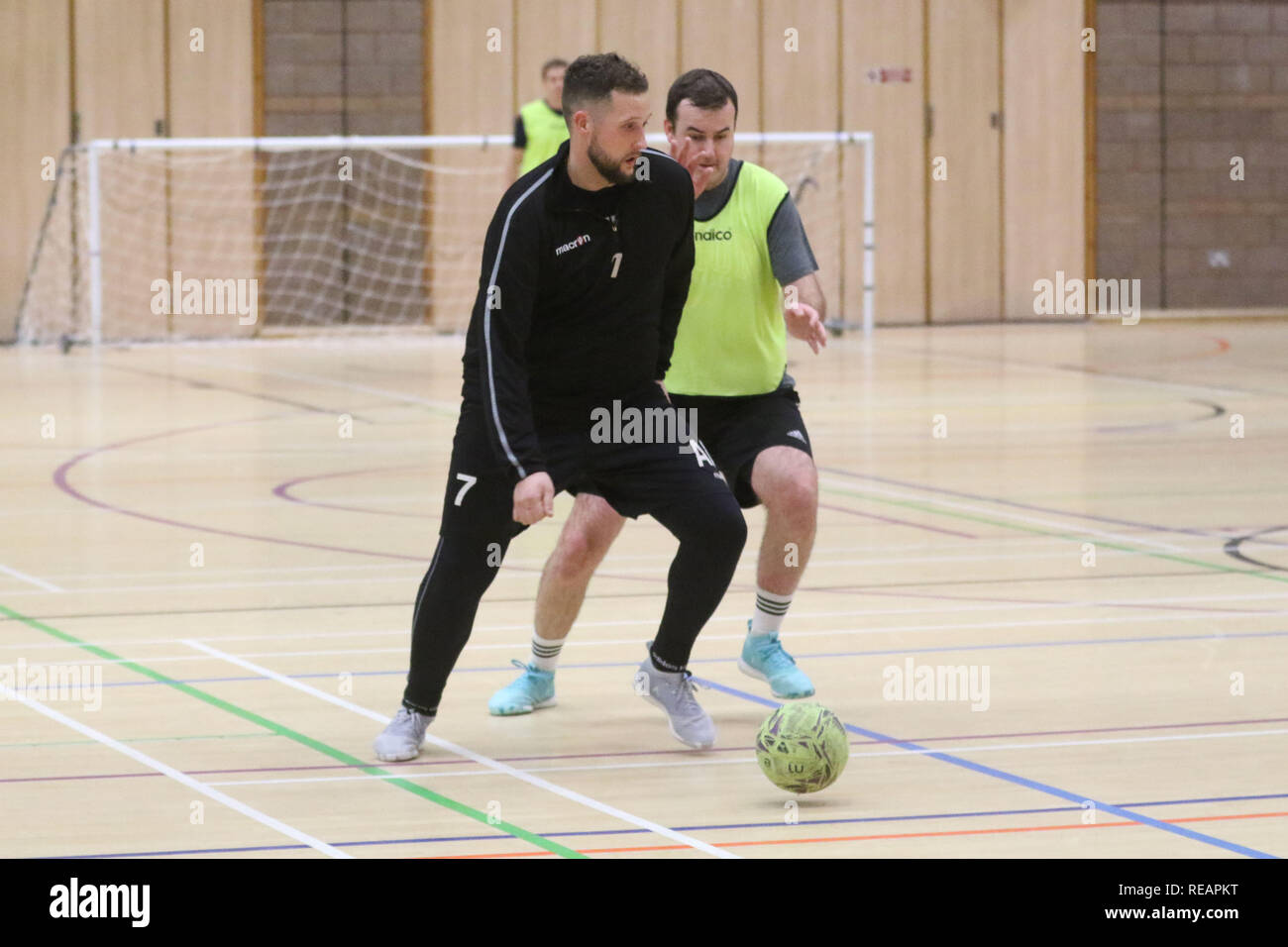 Liebe FUSSBALL SPIEL GESTOPPT IN REKORDZEIT NACH DEM ERSTEN KICK WIRD ALS FOUL EIN charity Football Match sah eine der frühesten Ausfälle in der Geschichte, wenn der Schiedsrichter brannte seine Pfeifen weniger als einer Sekunde nach dem Kick-off. Teams aus rund um den Schottischen Highlands konkurrierten in einer Nacht 5-a-side Marathon Geld für childrenÕs Hospize über Schottland zu erhöhen. Neigungen waren hoch in den Freundschaftsspielen, und Inverness Hawco Centre-forward Alex Hamilton gekickt - weg von seinem teamÕs öffnung Spiel mit einer blasenbildung Schuß direkt auf einen gegnerischen Spieler, nur Zentimeter entfernt. Referee Eddie Nic Stockfoto