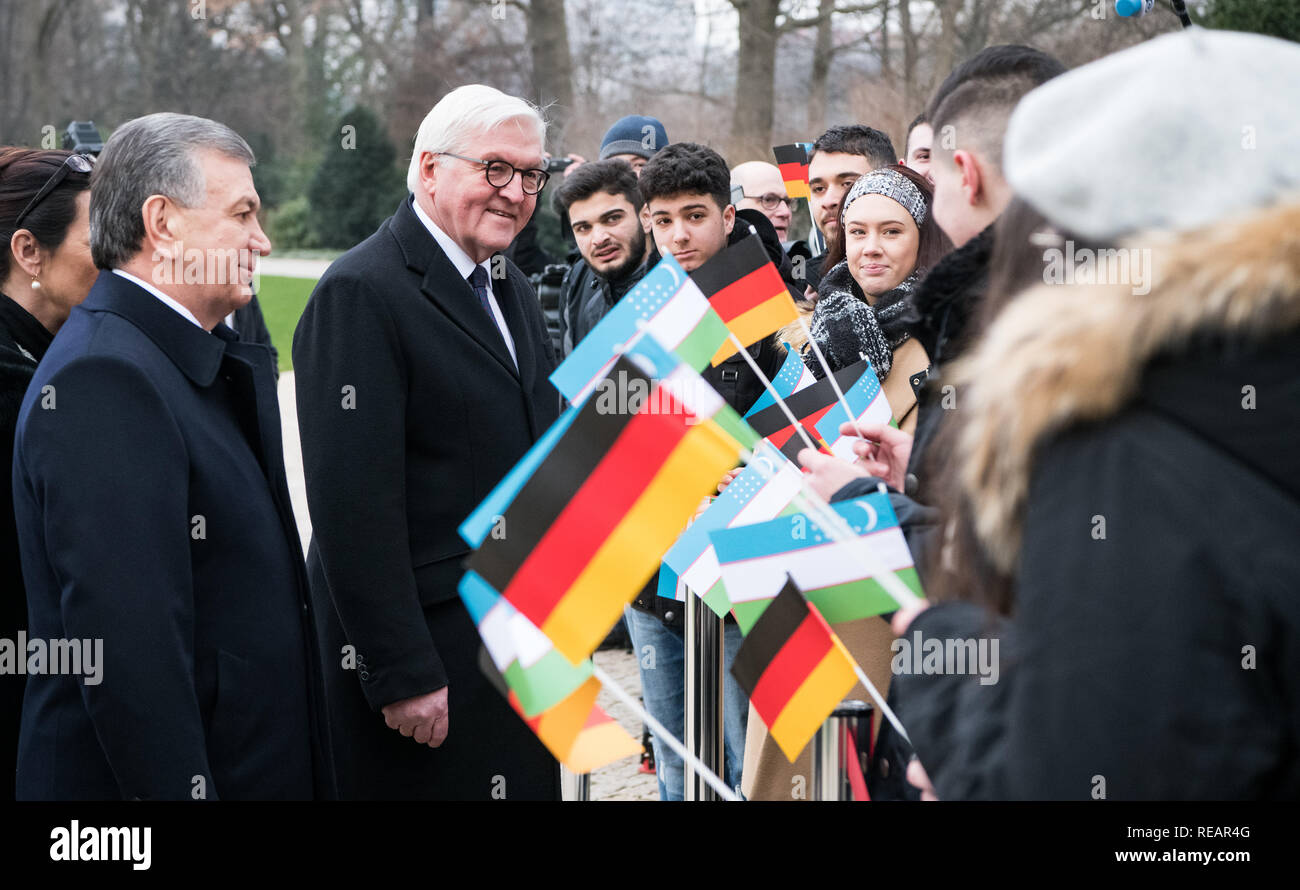 Berlin, Deutschland. Jan, 2019 21. Shavkat Mirsiyoev (l), Präsident der Republik Usbekistan, und Bundespräsident Dr. Frank-Walter Steinmeier werden von einer Gruppe von Schülern im Garten von Schloss Bellevue empfangen. Quelle: Bernd von Jutrczenka/dpa/Alamy leben Nachrichten Stockfoto