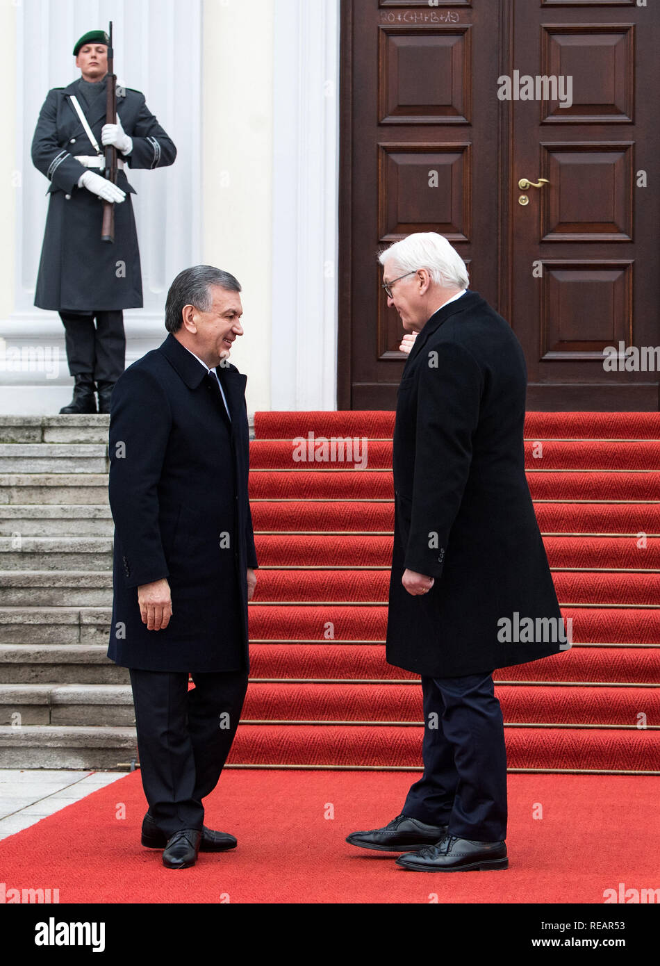 Berlin, Deutschland. Jan, 2019 21. Bundespräsident Dr. Frank-Walter Steinmeier (r) begrüßt Shavkat Mirsijoev, Präsident der Republik Usbekistan, vor Schloss Bellevue. Quelle: Bernd von Jutrczenka/dpa/Alamy leben Nachrichten Stockfoto