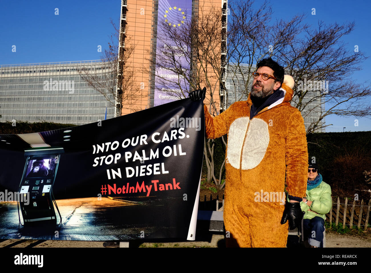 Brüssel, Belgien. 21. Januar 2019. Aktivisten gegen Palm Öl in Biodiesel vor dem Sitz der Europäischen Kommission zeigen. Alexandros Michailidis/Alamy leben Nachrichten Stockfoto