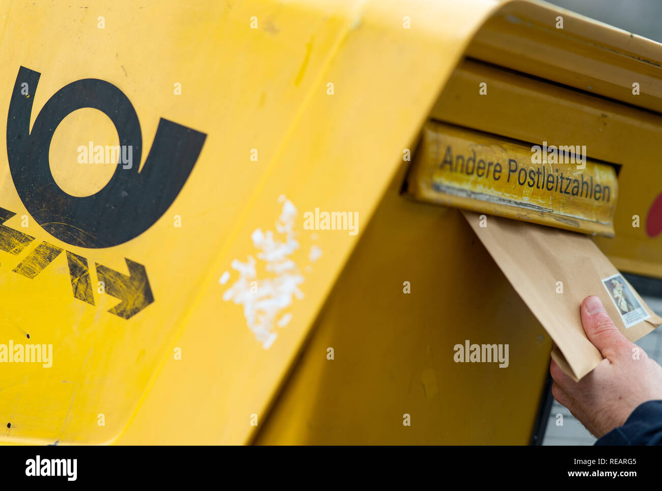 21 Januar 2019, Berlin: Illustration - ein Mann wirft einen Brief in ein Postfach ein. Foto: Monika Skolimowska/dpa-Zentralbild/ZB Stockfoto