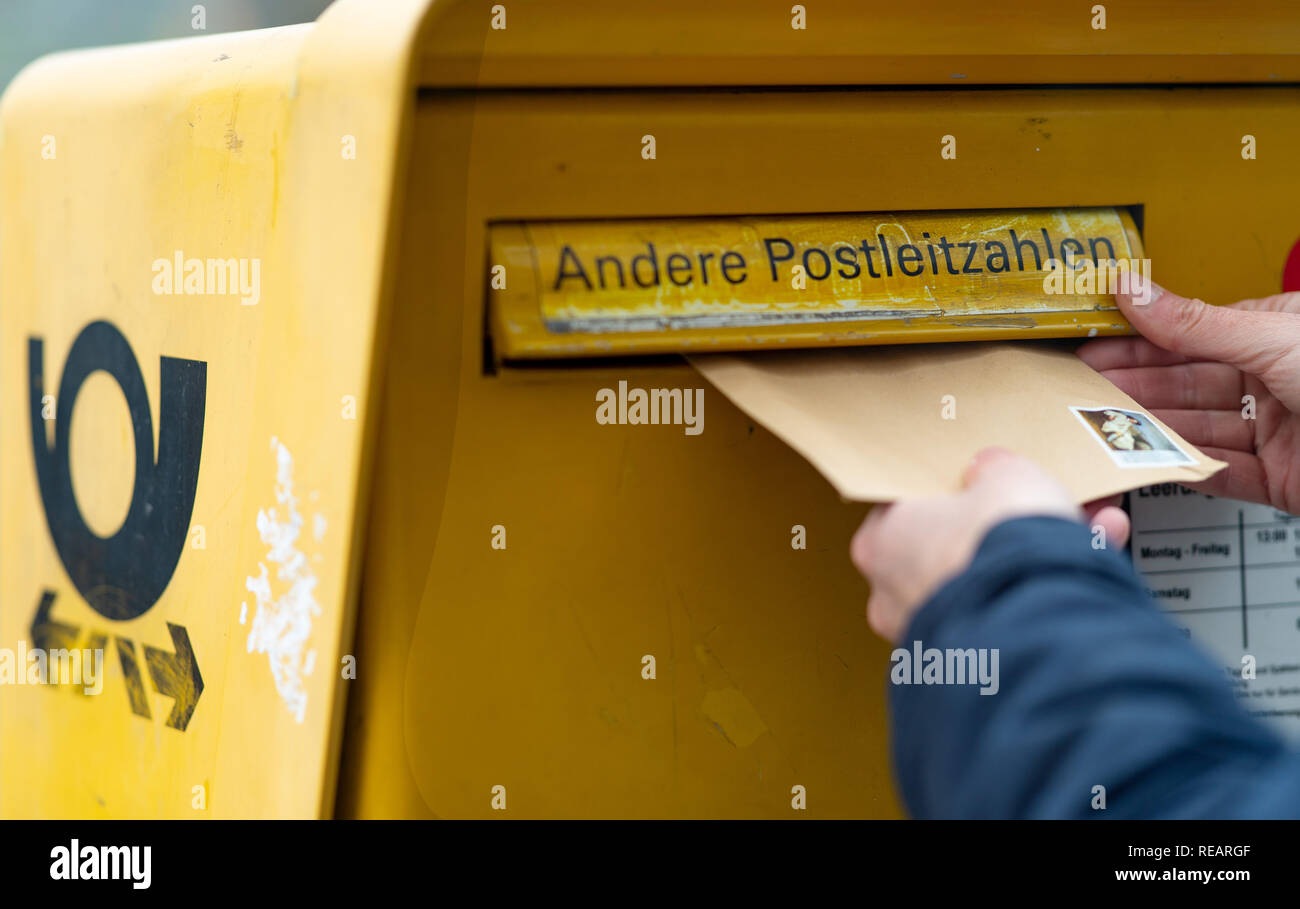 21 Januar 2019, Berlin: Illustration - ein Mann wirft einen Brief in ein Postfach ein. Foto: Monika Skolimowska/dpa-Zentralbild/ZB Stockfoto