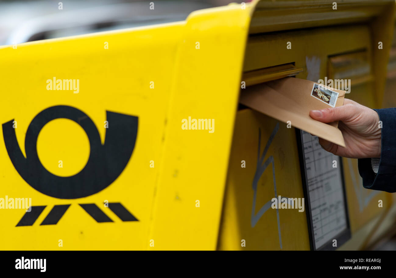 21 Januar 2019, Berlin: Illustration - ein Mann wirft einen Brief in ein Postfach ein. Foto: Monika Skolimowska/dpa-Zentralbild/ZB Stockfoto