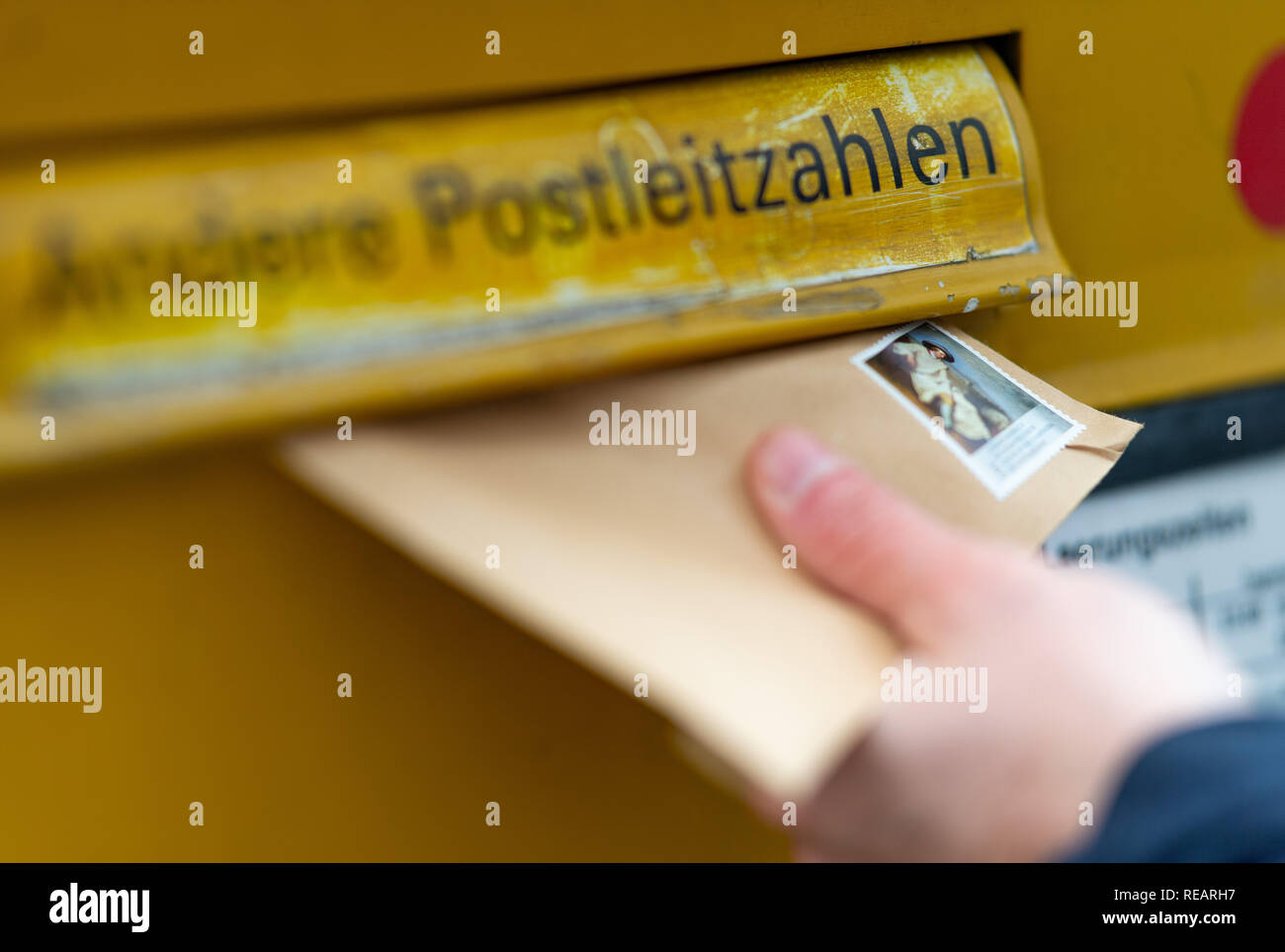 21 Januar 2019, Berlin: Illustration - ein Mann wirft einen Brief in ein Postfach ein. Foto: Monika Skolimowska/dpa-Zentralbild/ZB Stockfoto