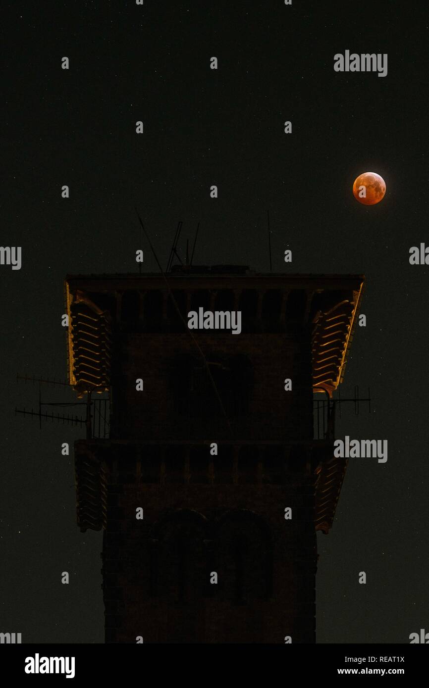 Die Super Blut Wolf Mond leuchtet rot in seiner prime in den Nordosten Englands, hier mit cleadon Wasserturm im Vordergrund gesehen. Cleadon, South Shields, Großbritannien - Credit: James W. Fortune Stockfoto