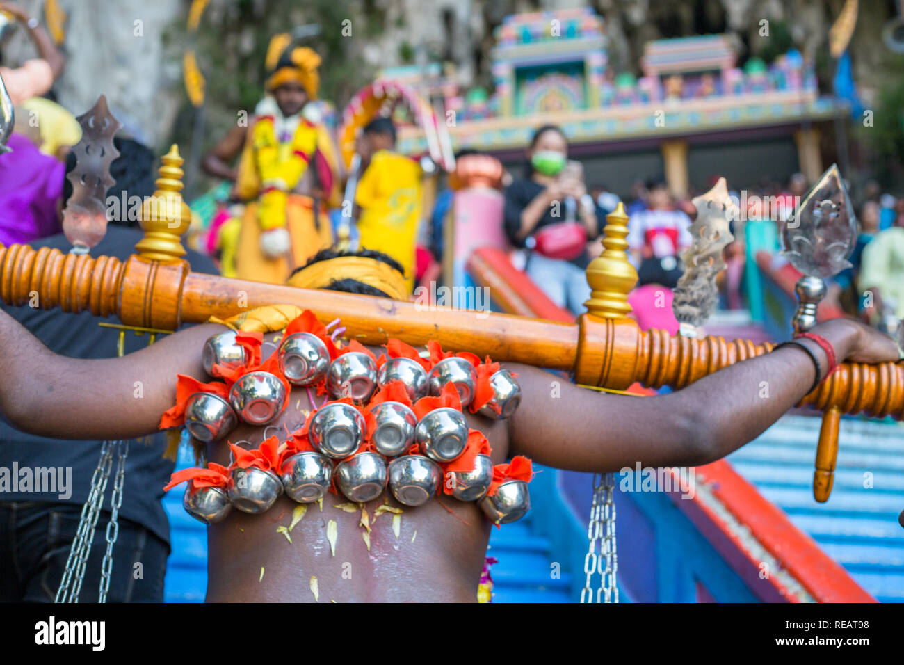 Kuala Lumpur, Malaysia 20. Januar 2019 - Hinduistische devotee kavadi trägt auf seinem Körper auf seiner Pilgerreise 272 Schritte Treppe zu den heiligen Batu Höhlen Tempel während der thaipusam Festival zu klettern. Devotees übung Abstinenz 48 Tage bis zum Festival, Abwehr aller Art von Luxus, verschönern und Wunsch. Während Thaipusam Festival in Südostasien, hinduistischen Gläubigen vorbereiten Gebet Segen Zeremonie von piercing Körper Haken 'kavadi' oder Milch Töpfen auf einen vier Kilometer zu Fuß in Richtung Batu Höhlen, Tempel, ihre Gelübde zu Dank der Gottheiten Credit: Gahsoon/Alamy Live Newshindu erfüllen und bieten Stockfoto