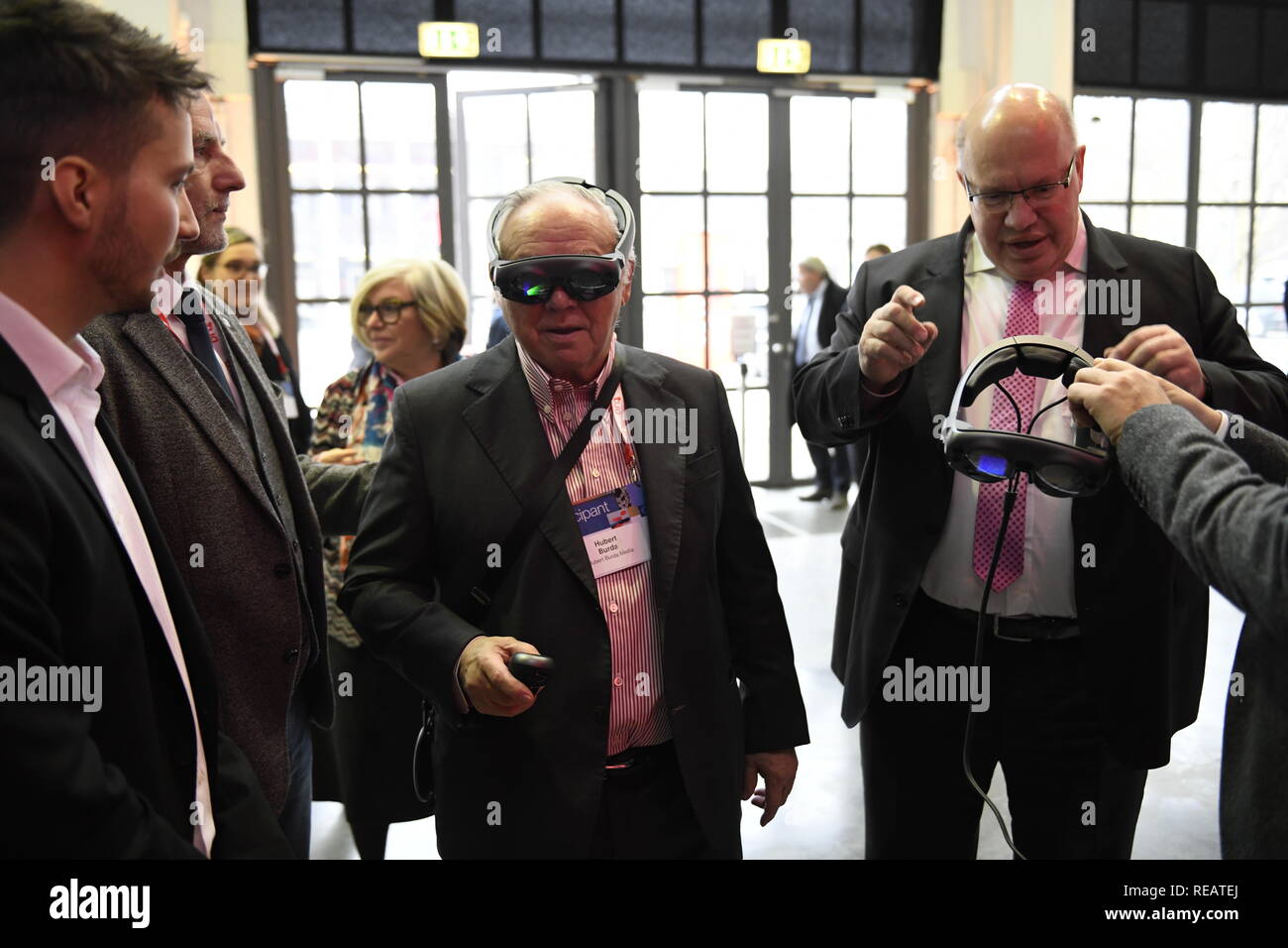 Hubert Burda und Peter Altmaier (Bundesminister für Wirtschaft und Energie) Versuchen Sie auf 3D-VR-Brille an der DLD-Konferenz in München 2019, große Innovation in Europa Konferenz, München, 21. Januar, 2019 Foto: Andreas Gebert/picture Alliance | Verwendung weltweit Stockfoto