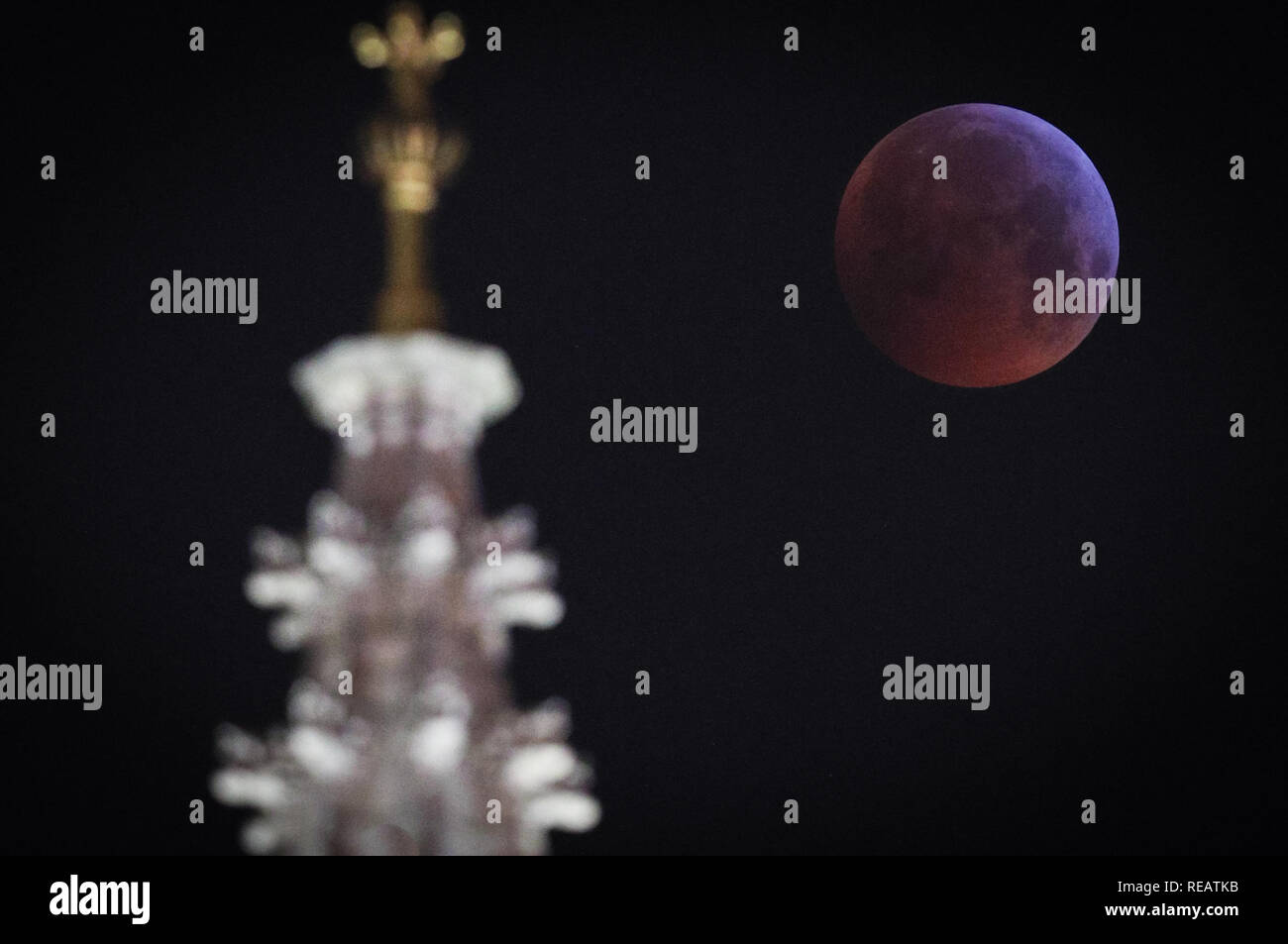 Brüssel, Brüssel. Jan, 2019 21. Der Mond ist zu sehen bei einer totalen Mondfinsternis, wie der 'Super Blut Wolf Moon', in Brüssel, Belgien, Jan. 21, 2019 bekannt. Credit: Zheng Huansong/Xinhua/Alamy leben Nachrichten Stockfoto
