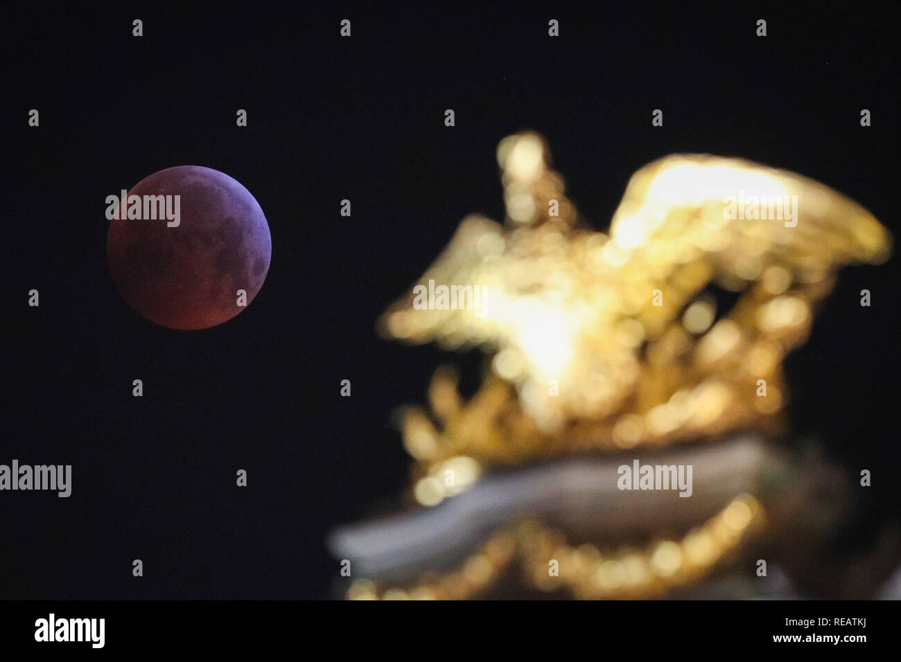Brüssel, Brüssel. Jan, 2019 21. Der Mond ist zu sehen bei einer totalen Mondfinsternis, wie der 'Super Blut Wolf Moon', in Brüssel, Belgien, Jan. 21, 2019 bekannt. Credit: Zheng Huansong/Xinhua/Alamy leben Nachrichten Stockfoto